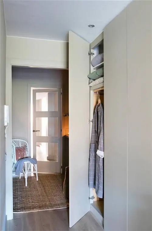 Гардероб с гладкими бежевыми фасадами.