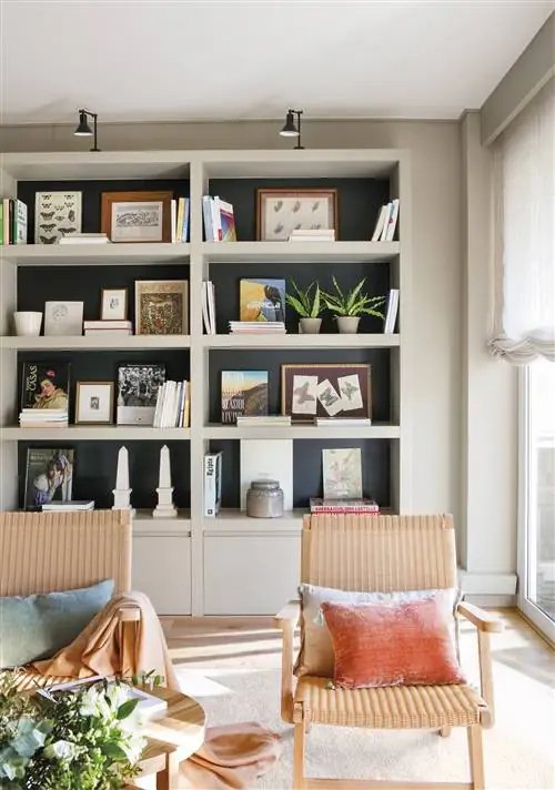 Современный бежевый книжный шкаф и черный фон.