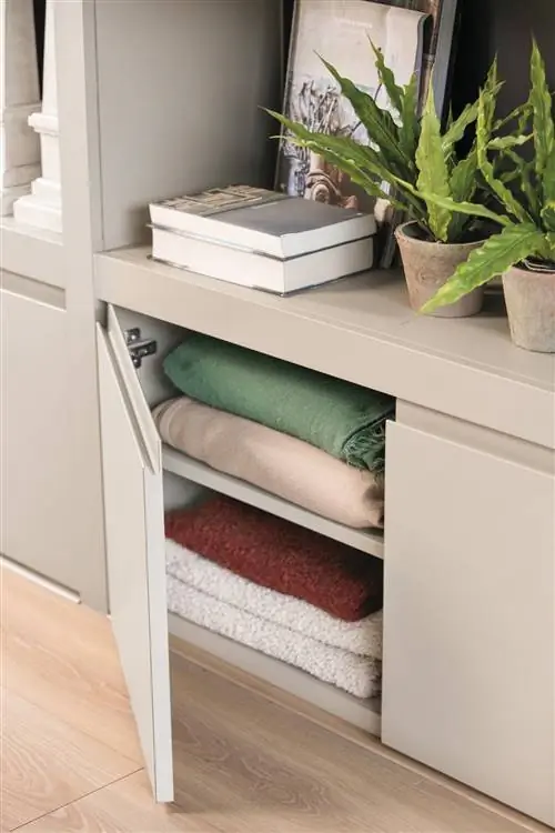 Деталь шкафа с одеялами.