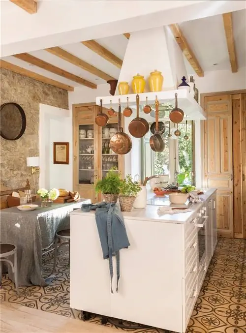 Деревенская кухня с камином на острове и встроенной вытяжкой.