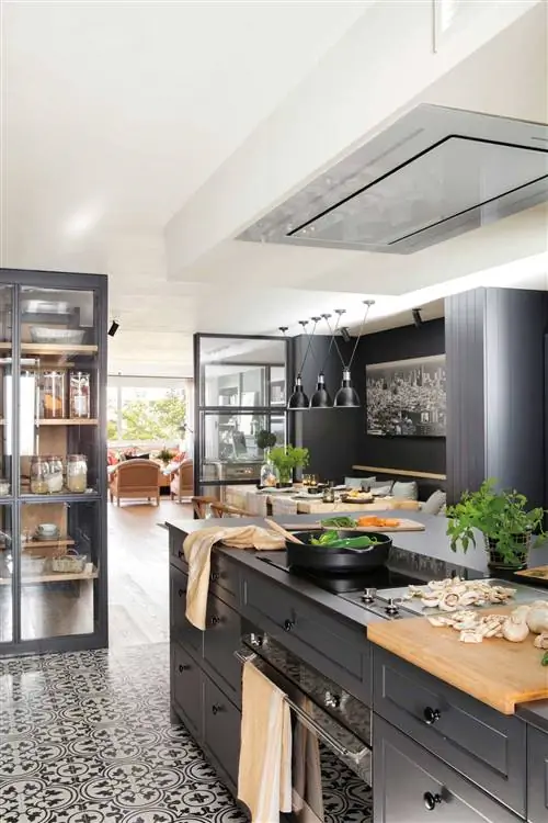 Антрацитово-серая кухня со стеклянным корпусом.