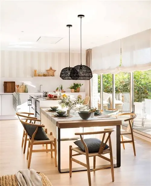 Современная кухня с кабинетом, прикрепленным к кухонному острову.