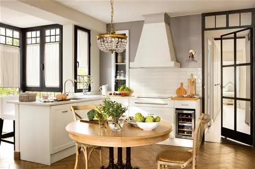 Классическая кухня со встроенной вытяжкой и кабинетом с круглым деревянным столом.