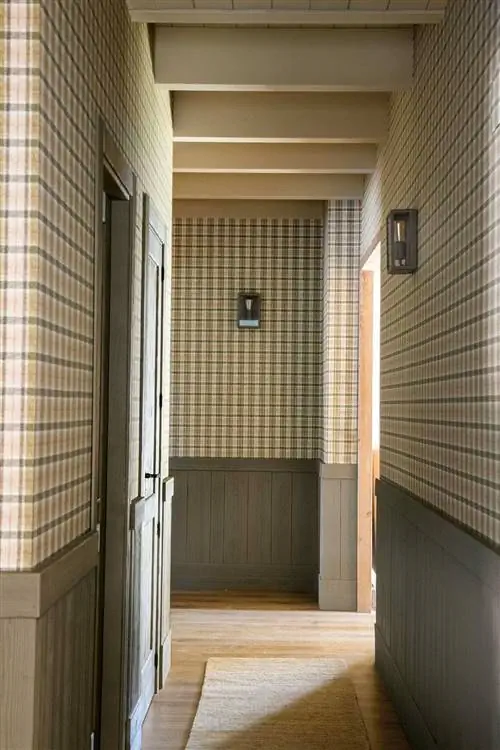 Прихожая с обоями в полоску и обшивкой 00551504