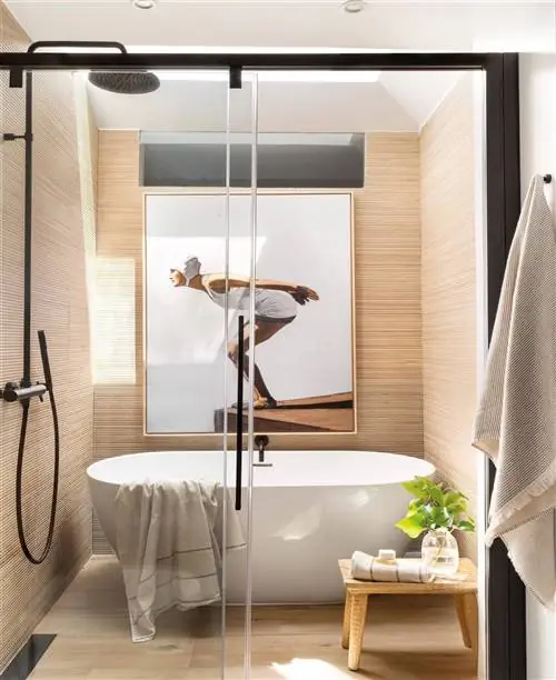 Ванная комната в современном стиле с декоративной пленкой.