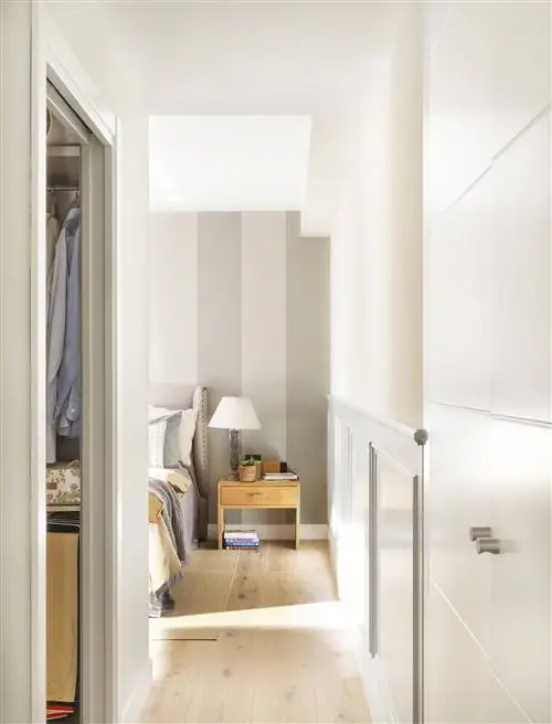 Входной коридор в спальню с гардеробной типа кладовая_517098