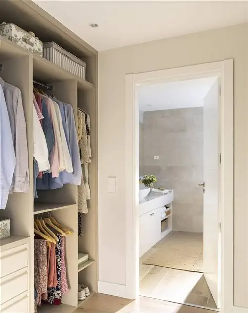 Открытая гардеробная рядом с ванной 00517111