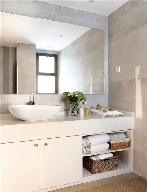 современная ванная комната в нейтральном стиле 00517112 O