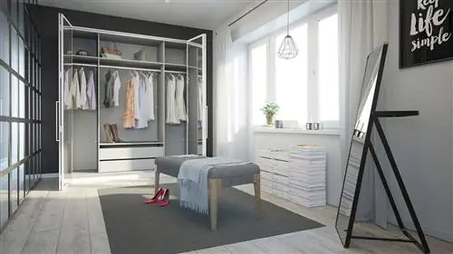 Шкаф Conforama со складными дверцами.
