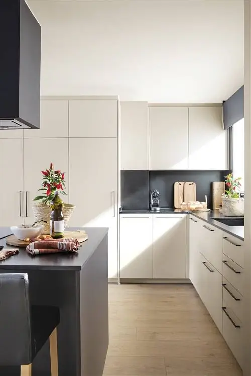 Современная кухня в кремовых и черных тонах.