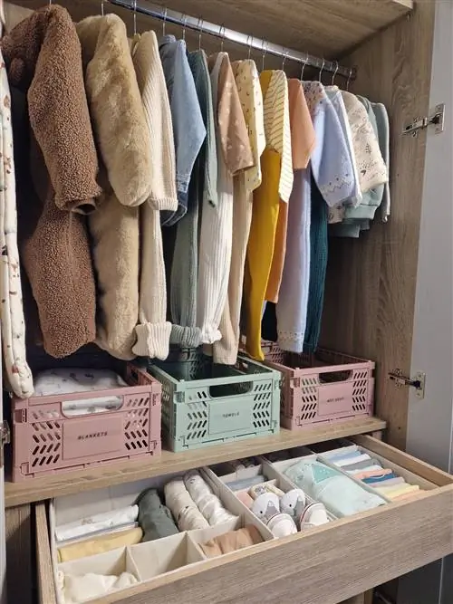 Гардероб с продуктами для хранения от Primark Home.