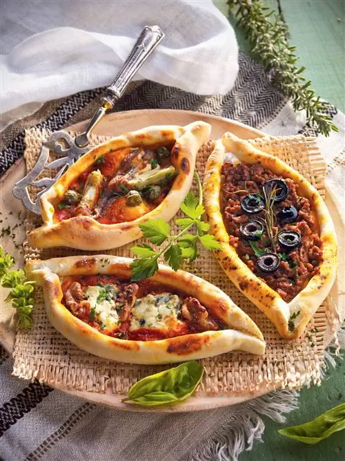 Пицца с сыром и артишоками.