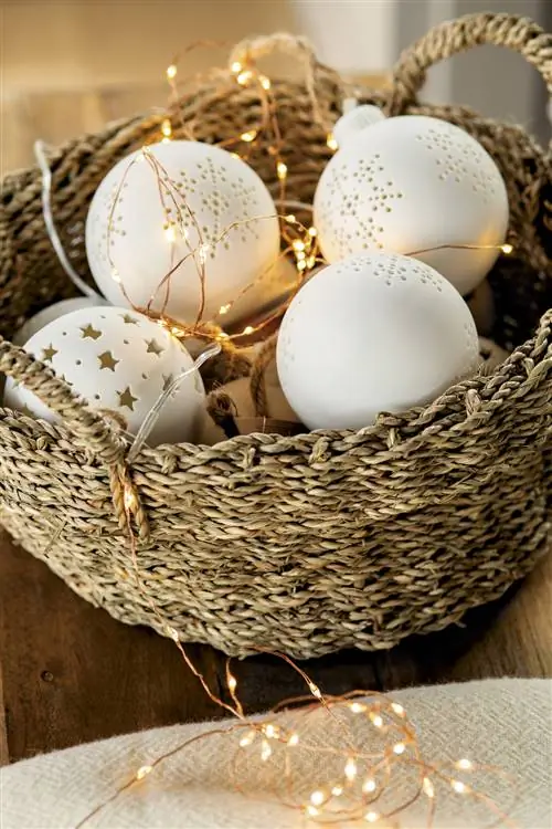 Корзина с вырубными елочными шарами.