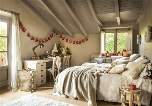 Одеяло и подушки от Calma House, Sira Barcelona и Zara Home. Покрывало Filocolore и табурет Carolina Blue.