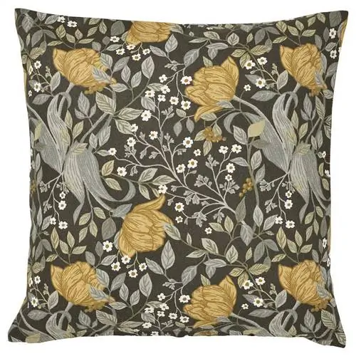 Подушка Тувсав с цветочными мотивами от ИКЕА.