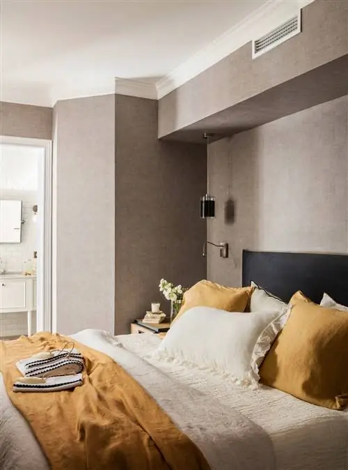 Спальня с обоями с текстильным эффектом.