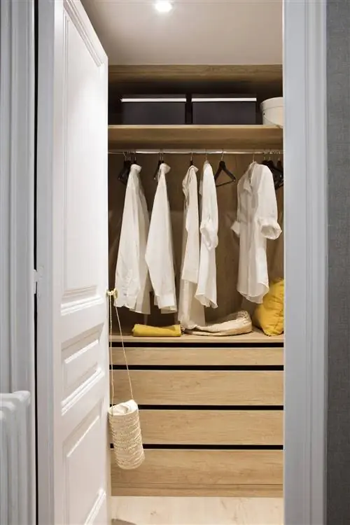 Гардеробная с деревянным интерьером.