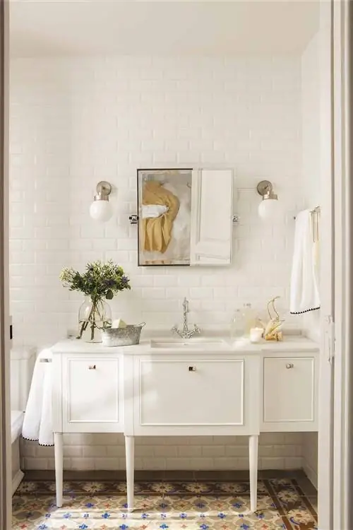 Классическая ванная комната с белой плиткой метро и мебелью на ножках.