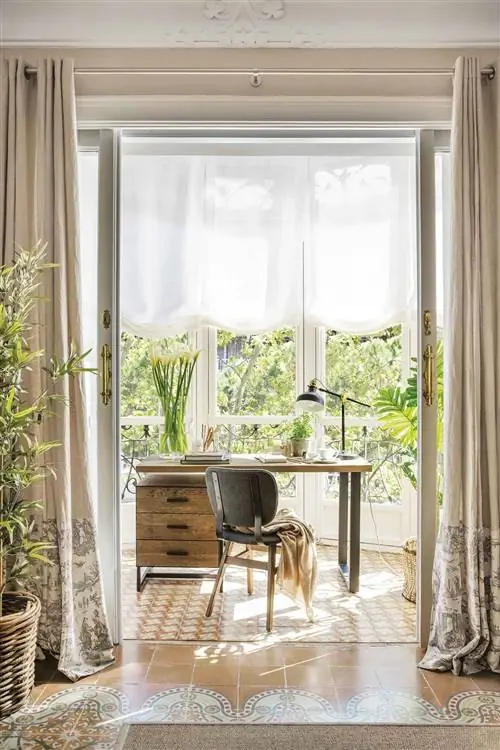 Терраса превращена в офисную зону.