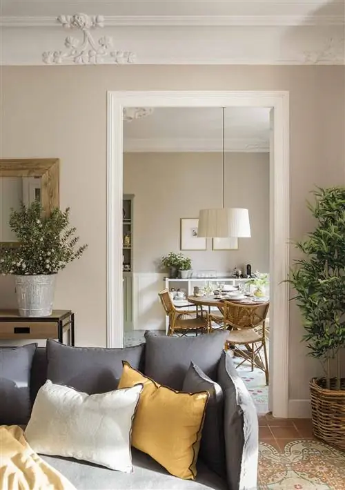 Гостиная с серым диваном и выходом в кабинет.