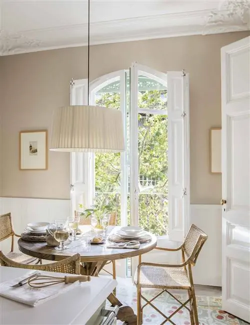 В офисе круглый стол и стулья из ротанга.