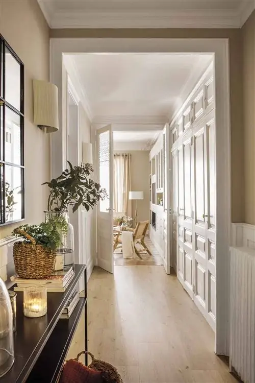 Прихожая со встроенными шкафами с лепными дверями.