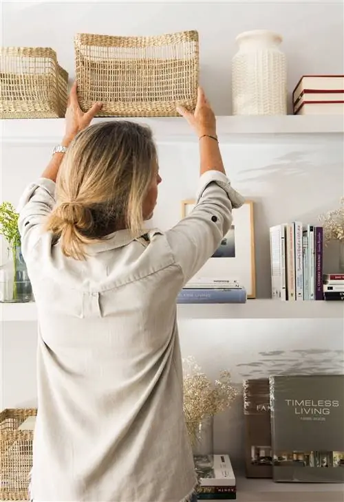 Книжный шкаф с аксессуарами, украшениями, книгами и корзинами.