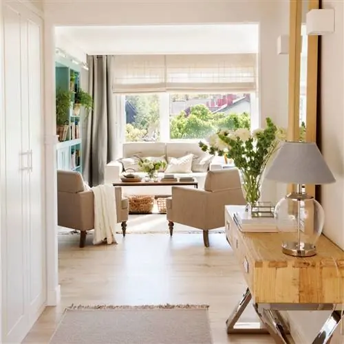 Прихожая открыта в гостиную с деревянной и металлической консолью