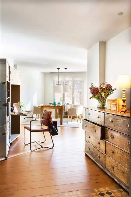 Открытый зал со старинным деревянным комодом.