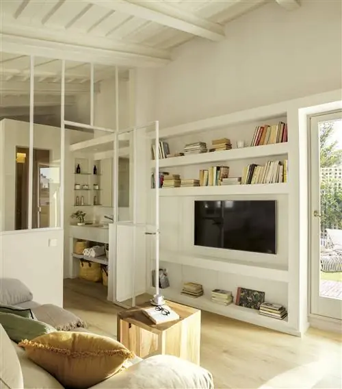 Гостиная в белом цвете со встроенным холлом.