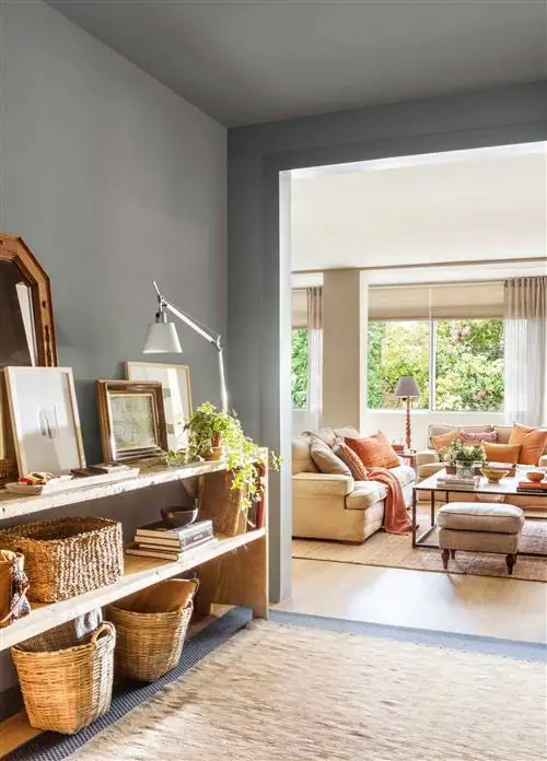 Вестибюль открыт в гостиную с деревянной консолью.