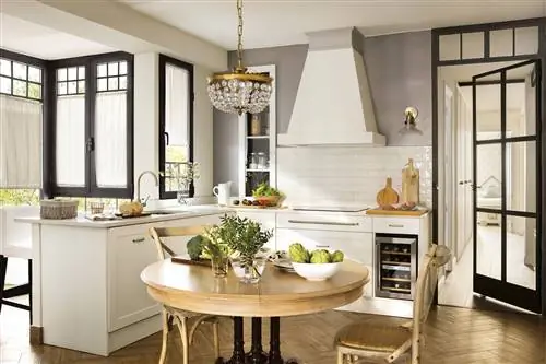 Белая кухня с барной стойкой, офис с деревянным столом, люстрой и вытяжкой.