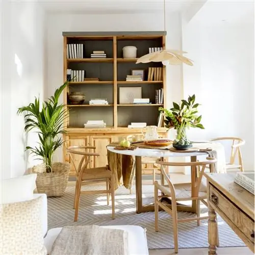 Столовая с круглым столом и шкафом