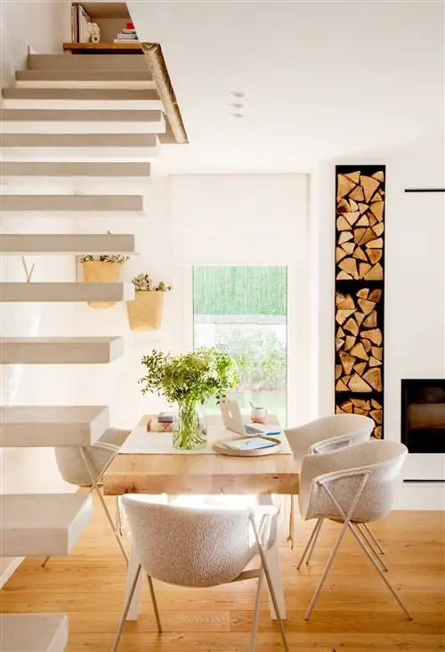 Идеи для маленькой столовой: стол под лестницей