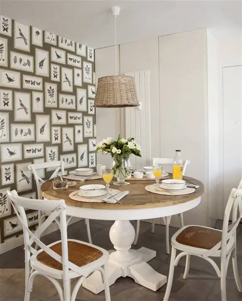 Небольшие столовые с круглым столом и стеной, оклеенной обоями.