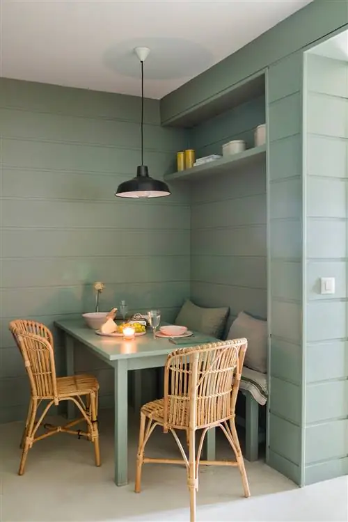 Столовая окрашена в серовато-зеленый цвет.