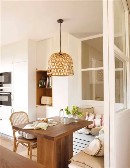 Отличные идеи для маленьких столовых: белая кухня с кабинетом