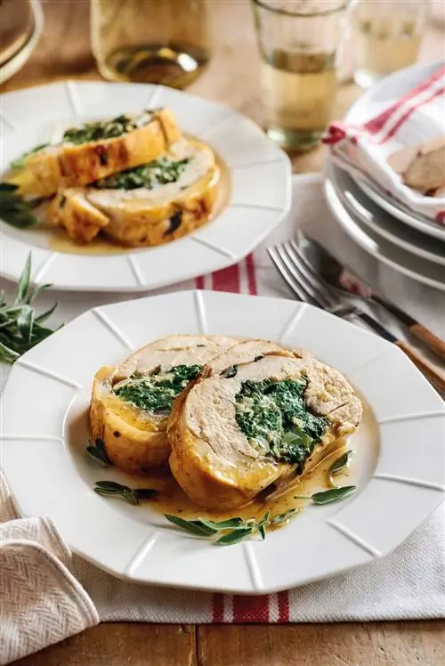 Курица, фаршированная шпинатом и сыром.