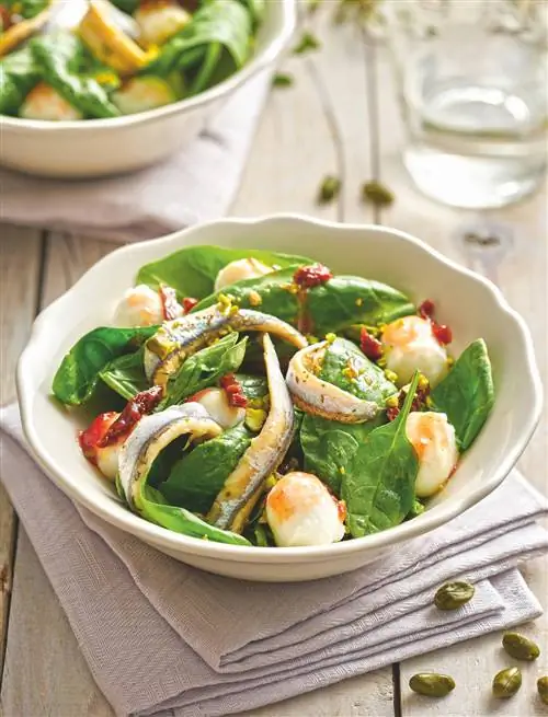 Салат из шпината с анчоусами и помидорами.