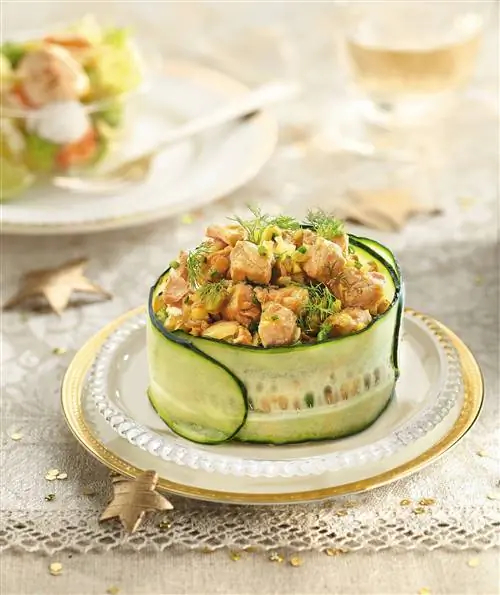 Огуречные кольца, фаршированные лососем.