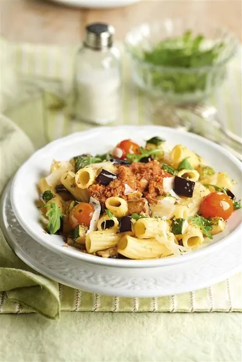 Макароны с овощами и помидорами.