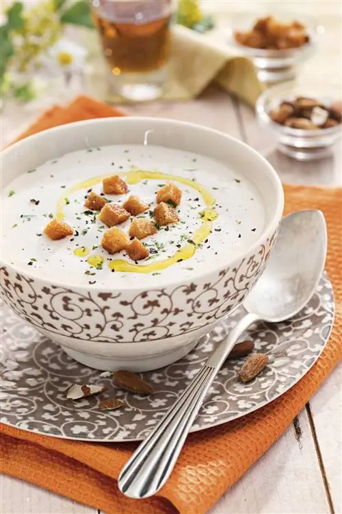 Крем из лука-порея и миндаля.