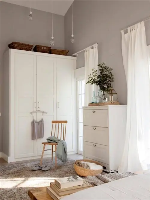 Гардеробная с белым шкафом и комодом.