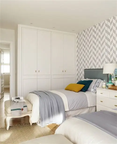 Детская спальня с комодом в качестве тумбочки.