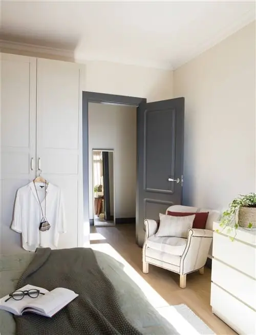 Современная спальня с белым комодом.