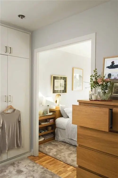 Спальня с деревянным комодом.