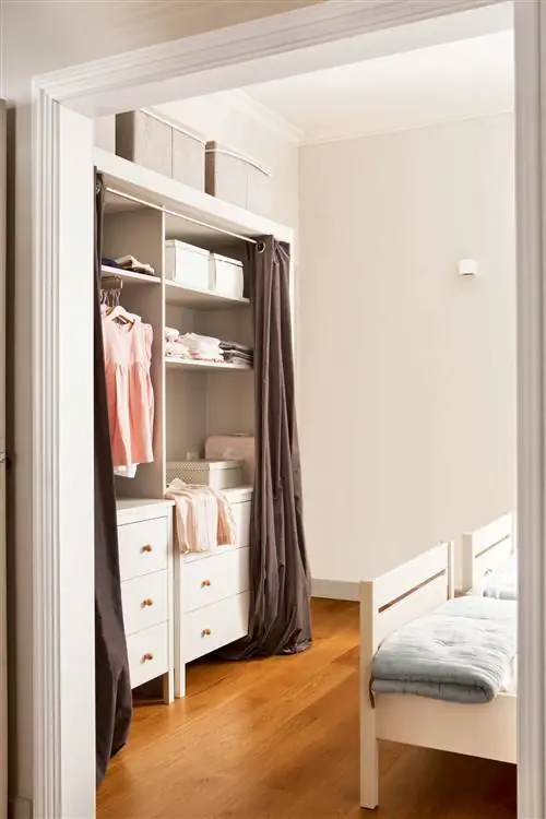 Гардеробная с комодами и полками.