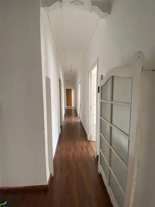 Вид удлиненного коридора перед прохождением через руки Дестудио.