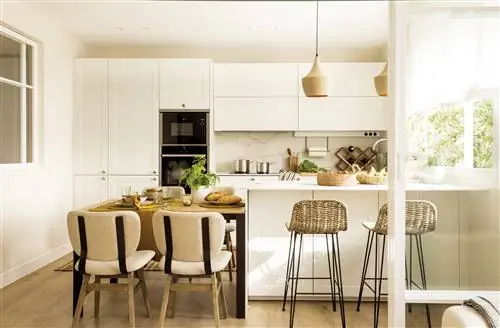 Белая кухня со стеклянным корпусом, бар с табуретками и кабинет с деревянным столом.