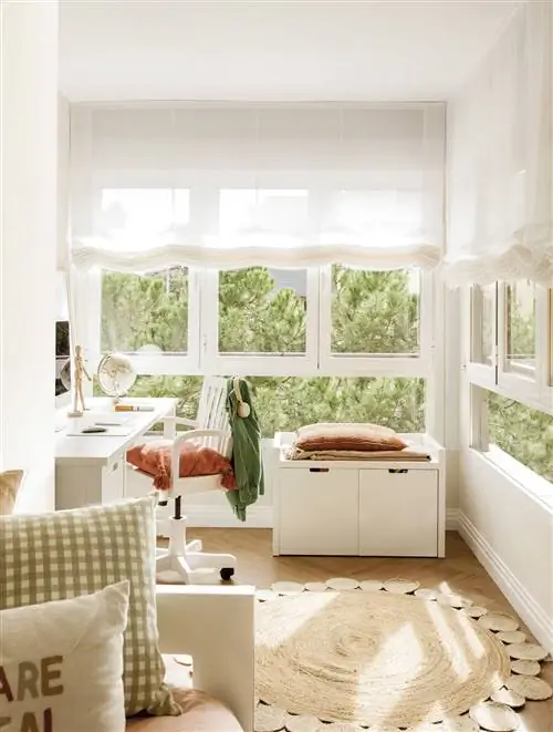 Детская спальня с письменным столом у окна.